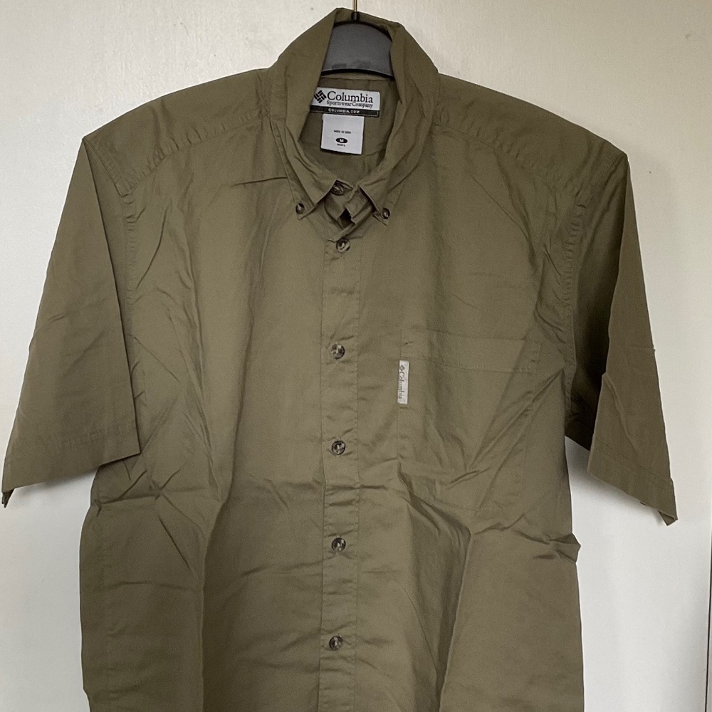Mens Columbia button down shirt with chest pocket.